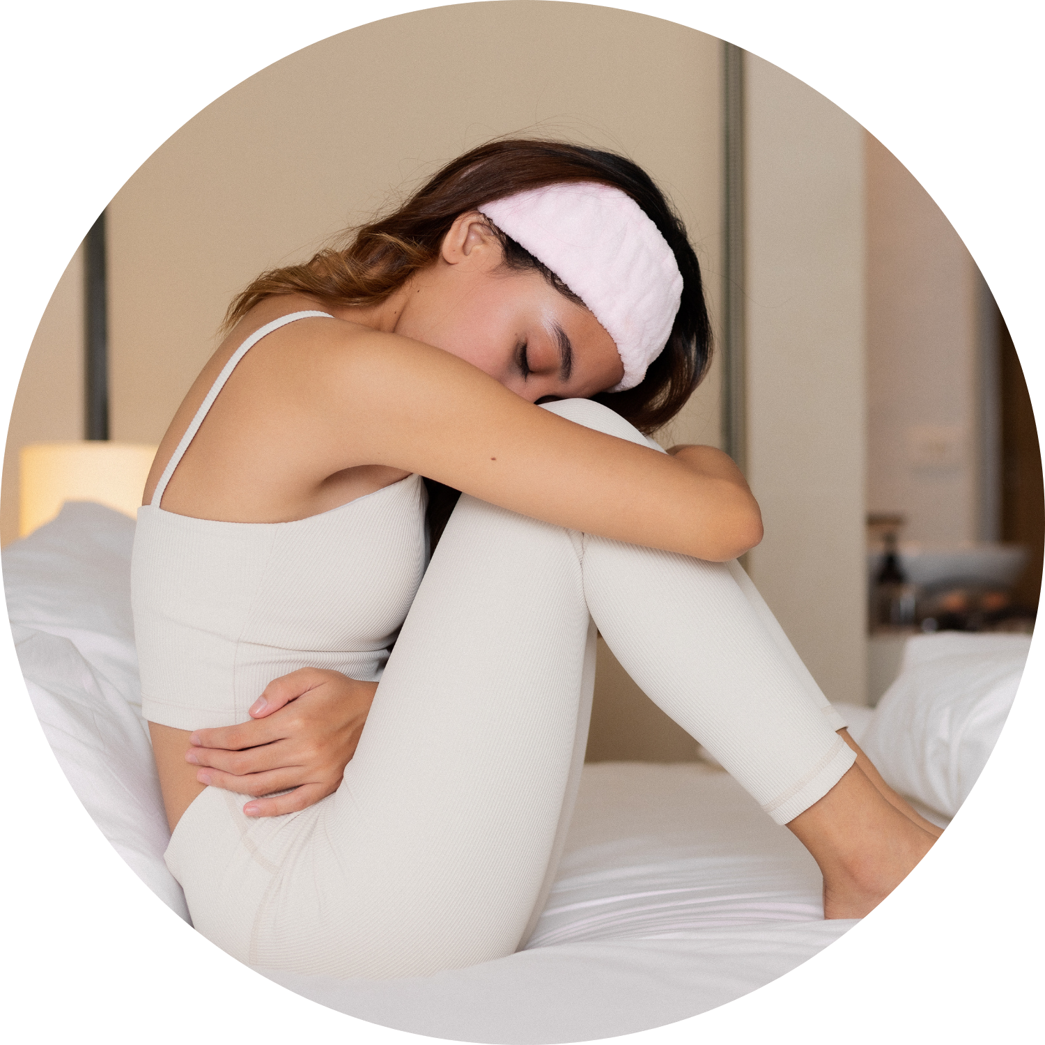 kobieta zwinięta prawdopodobnie z bólu trzyma się za brzuch