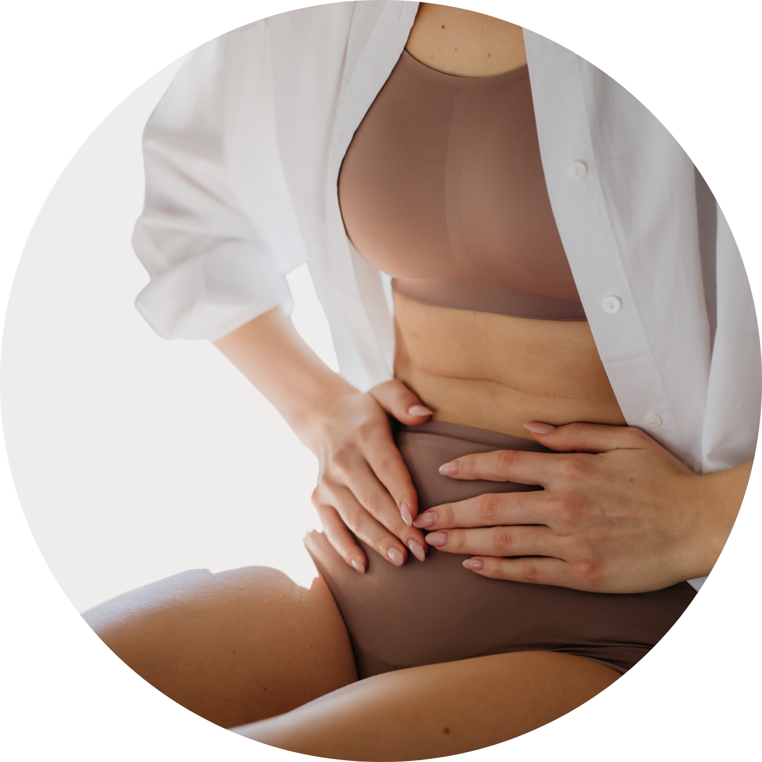 ciało kobiety która trzyma się za miednicę