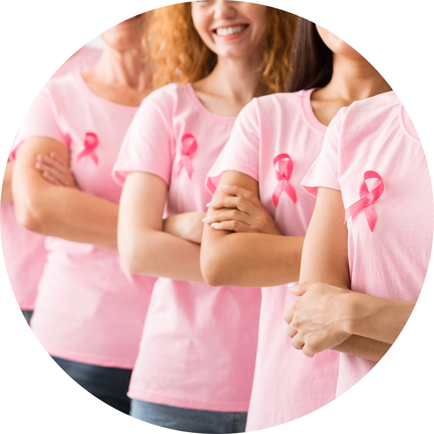 kobiety w różowych koszulkach mają różowe wstążki przypięte na piersiach