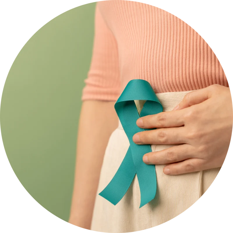 kawałek biodra kobiety i na nim trzyma ręką zieloną wstążkę