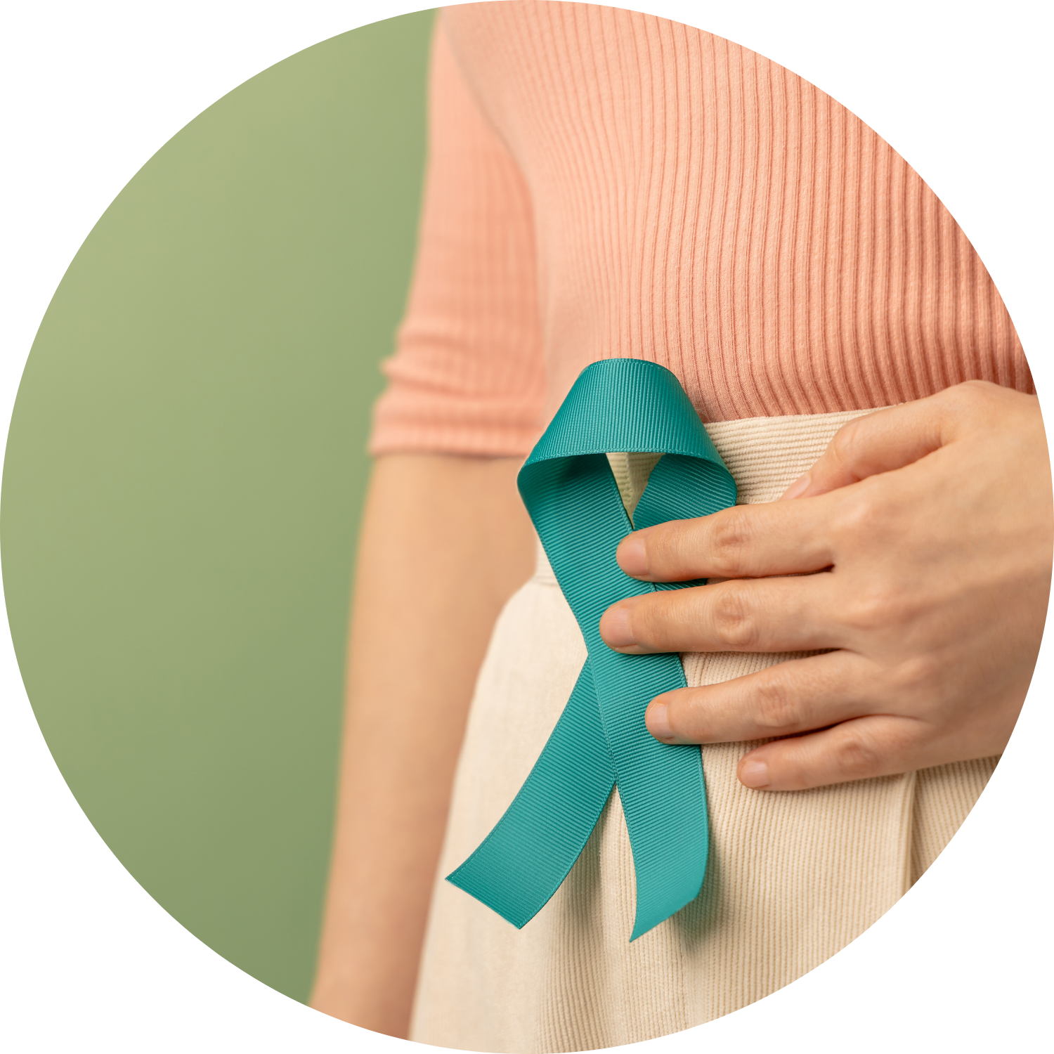 kawałek biodra kobiety i na nim trzyma ręką zieloną wstążkę