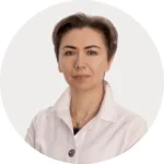 kobieta w krótkich włosach i białek koszuli